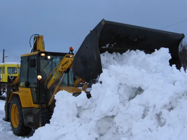 Mobilbagger von Hanslauer beim Räumen einer großen Schneemenge