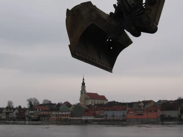 Baggerlöffel über der Stadtansicht von Schärding am Inn