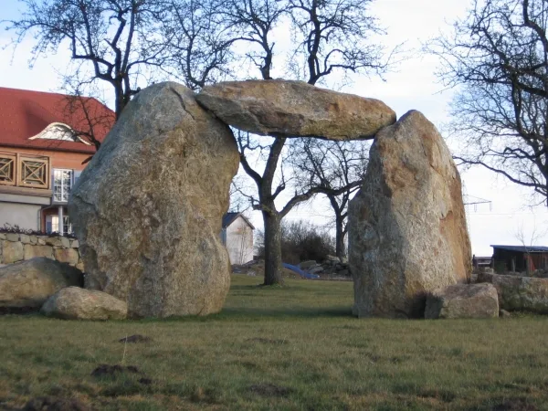 Tor aus drei großen Findlingen